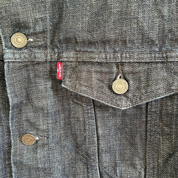 Classic Men’s Levi’s denim jean jacket.  Size Medium. - Picture 2 of 11